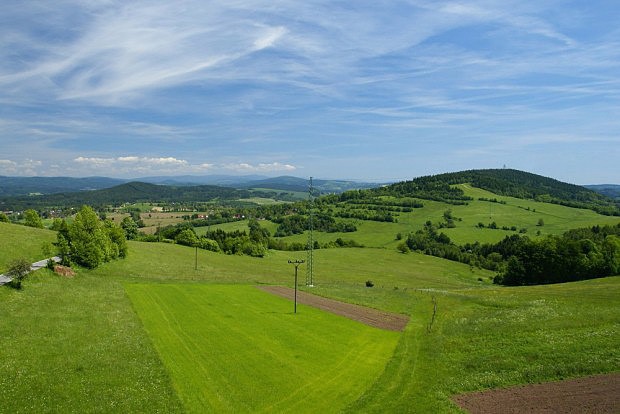 Výhled z rozhledny na Krkonoše a vrch Javorník (684 m)