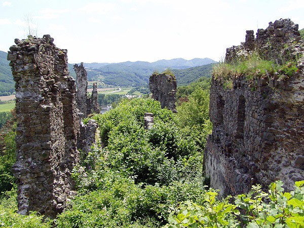 Rozpadající se zdi hradu Revište
