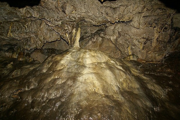 Brlon jeskyn - stalagnt na konci jeskyn