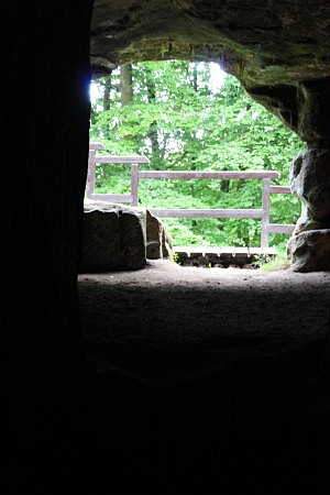 Do skály vyhloubená sklepení hradu Rotštejn