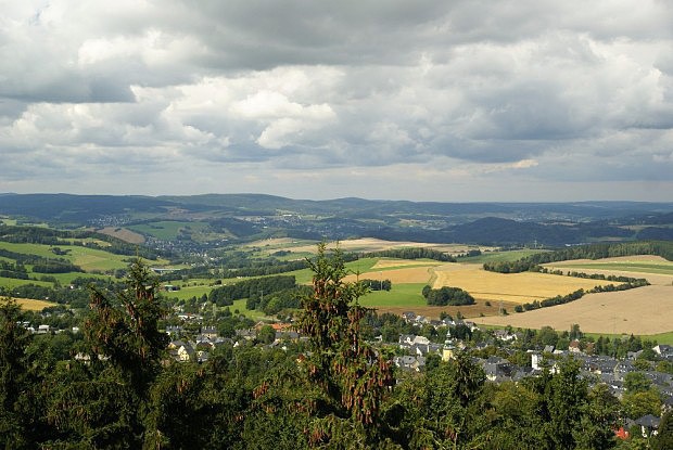 Výhled z rozhledny Scheibenberg  na město Scheibenberg a Erzgebirge