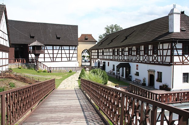 Hrad Seeberg, nádvoří s barokní stodolou a hospodářskými staveními