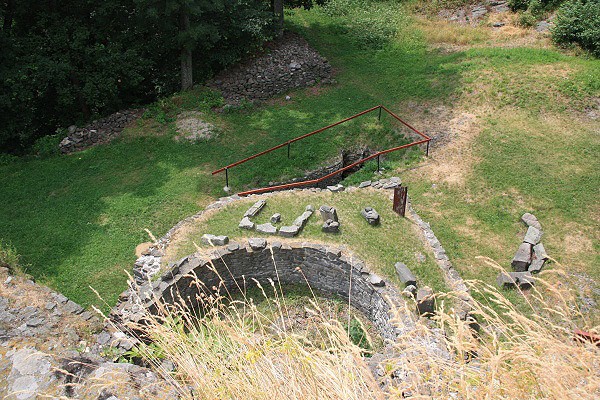 Obranná bašta s cisternou