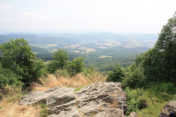 Výhled z vrcholového skaliska hradu Sitno