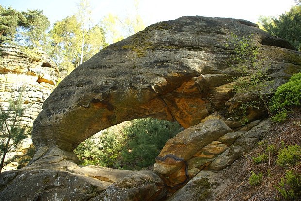 Svojkovská skalní brána s výraznými žílami oxidů železa