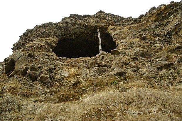 Vytesaná skalní místnost ve skalní stěně u Plášťovců