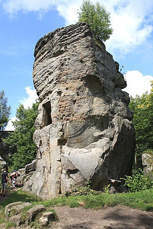 I do této skalní věže byly vytesány části hradu