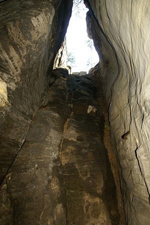 V jeskyni Liščí díry - pozůstatky po dávné výstupové cestě