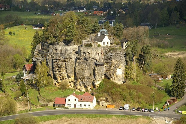 Skalní hrad Sloup ze skalní vyhlídky Na  Stráži