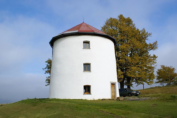 Bývalý větrný mlýn v osadě Františkův Vrch u Huntířova