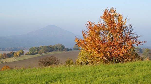 Podzimní výhled k Růžovskému vrchu od osady Františkův Vrch