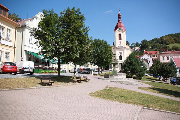 Štramberk, náměstí s kostelem