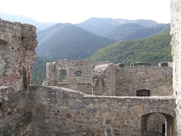 Malá Fatra ze Strečna, uprostřed je vidět i horní část velkolomu Stráňavy