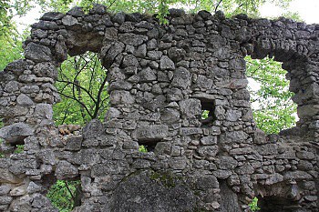 Zbytky zdí dolního hradu