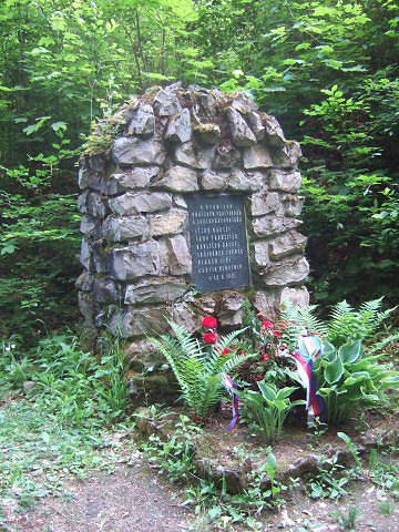 Pomník v místě Ištokovy chaty na Kameňáku