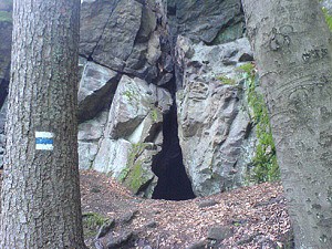 Puklinová jeskyně pod Čertovým stolkem