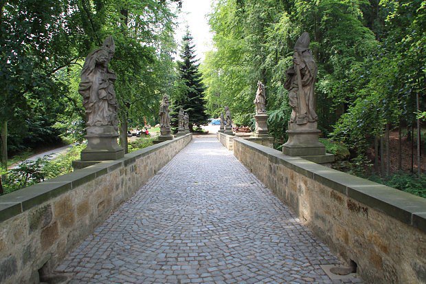 Hrad Valdštejn, kamenný most