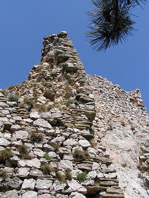 Zbytky zdí horního hradu