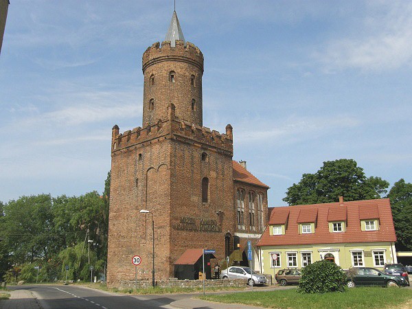 Jediná dochovaná městská věž s muzeem drahých kamenů