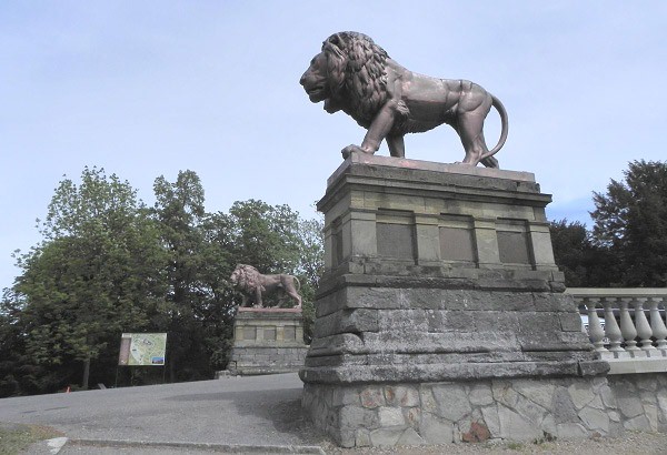 Zbiroh, sochy lvů