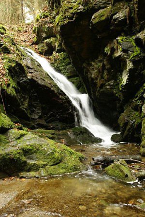 Žlebský vodopád padající přes skalní štěrbinu