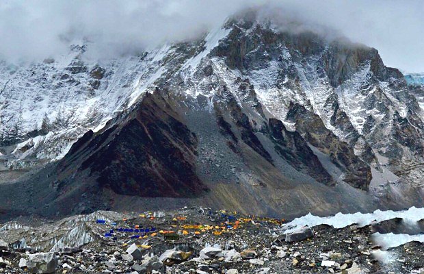 Base Camp pod Mount Everestem