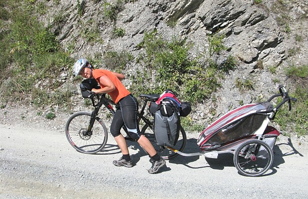 Ve Švýcarsku je na cyklostezce řada úseků, kdy je potřeba obtěžkané kolo do kopce vytlačit (Foto: Jana Fialová)
