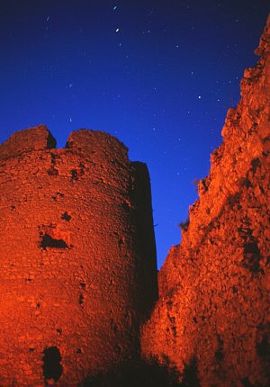 Ohněm nasvícené hradby Plaveckého hradu