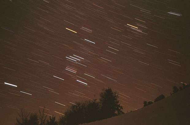 Světelný smog tolik neruší, na snímku vychází souhvězdí Orion
