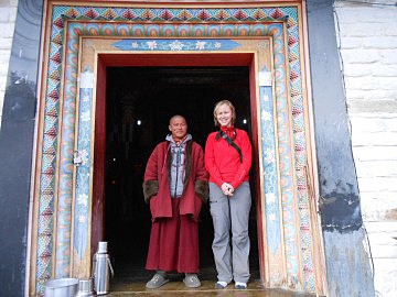 S mnichem v klášteře v Upper Pisangu