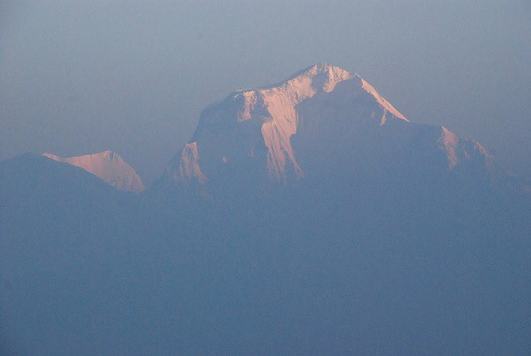 Dhaulagirí při východu slunce z vrcholu Poon Hill