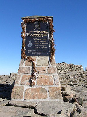Na vrcholu Babí hory, pamětní tabule papeže Jana Pavla II.