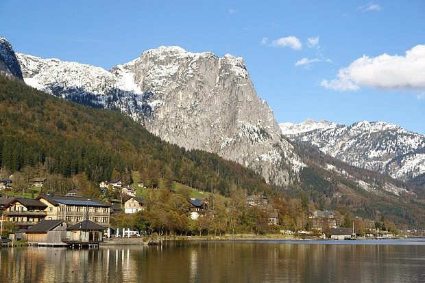 Podzimn pohled na Backenstein (1772 m) pes jezero Grundelsee