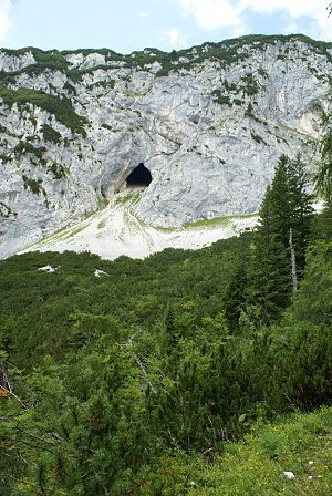 Vstupn otvor do jeskyn Grosser Almbergloch