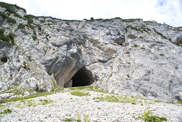 Mohutn vstup do jeskyn Grosser Almbergloch