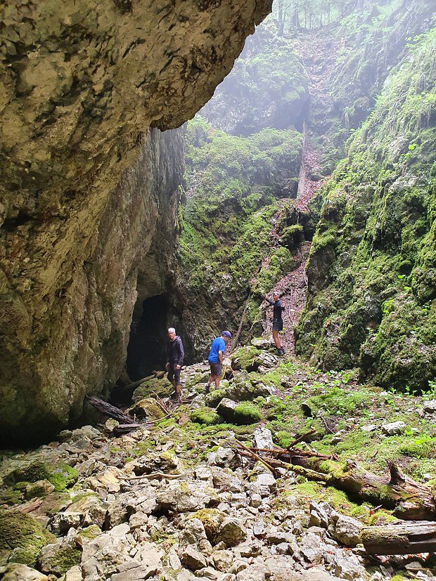 Prolézání propastmi v jeskyních Ponori