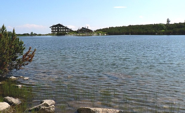 Jezero a chata Bezbog