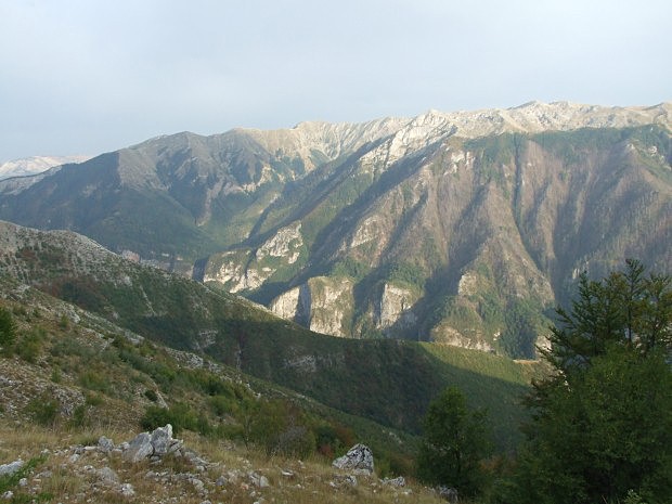Kaňon Rakitnica, v pozadí pohoří Visočica