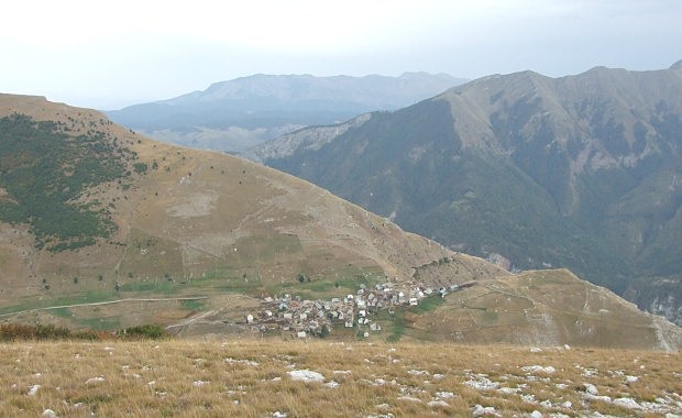 Vesnička Lukomir leží nad hranou kaňonu Rakitnica