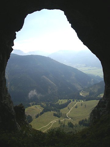 Pohled od portálu jeskyně Wildfrauenhöhle