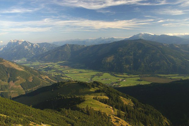 Večerní pohled přes údolí řeky Enns na Rottenmannské Taury z vrcholu Kitzstein (1925 m)