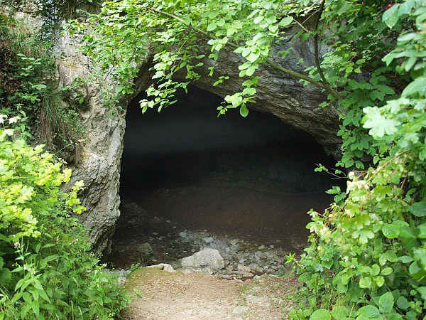 Vchod do jeskyně Szeleta