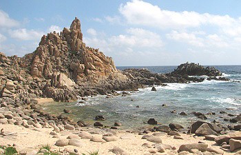 Rozeklaná skaliska na pobřeží