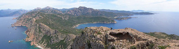 Korsika z Capu Rossu, složené panoráma