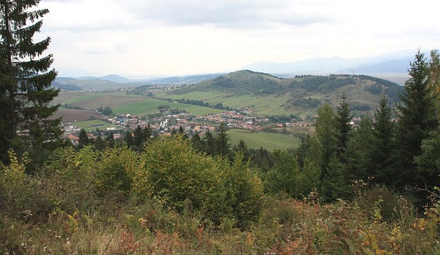Výhled na Nízké Tatry a vrch Martinček s Liskovskou jeskyní