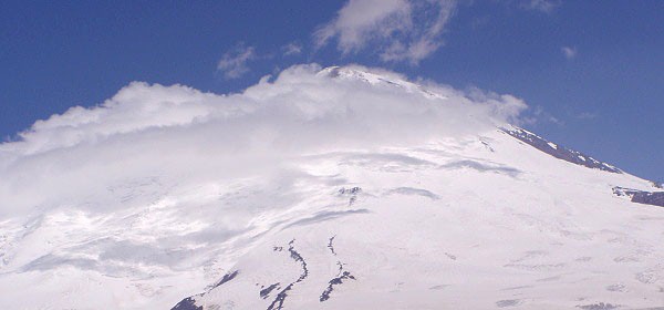 Elbrus se halí do mraků