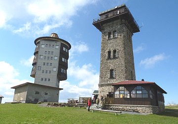 Vojenská věž (vlevo) a Kurzova rozhledna