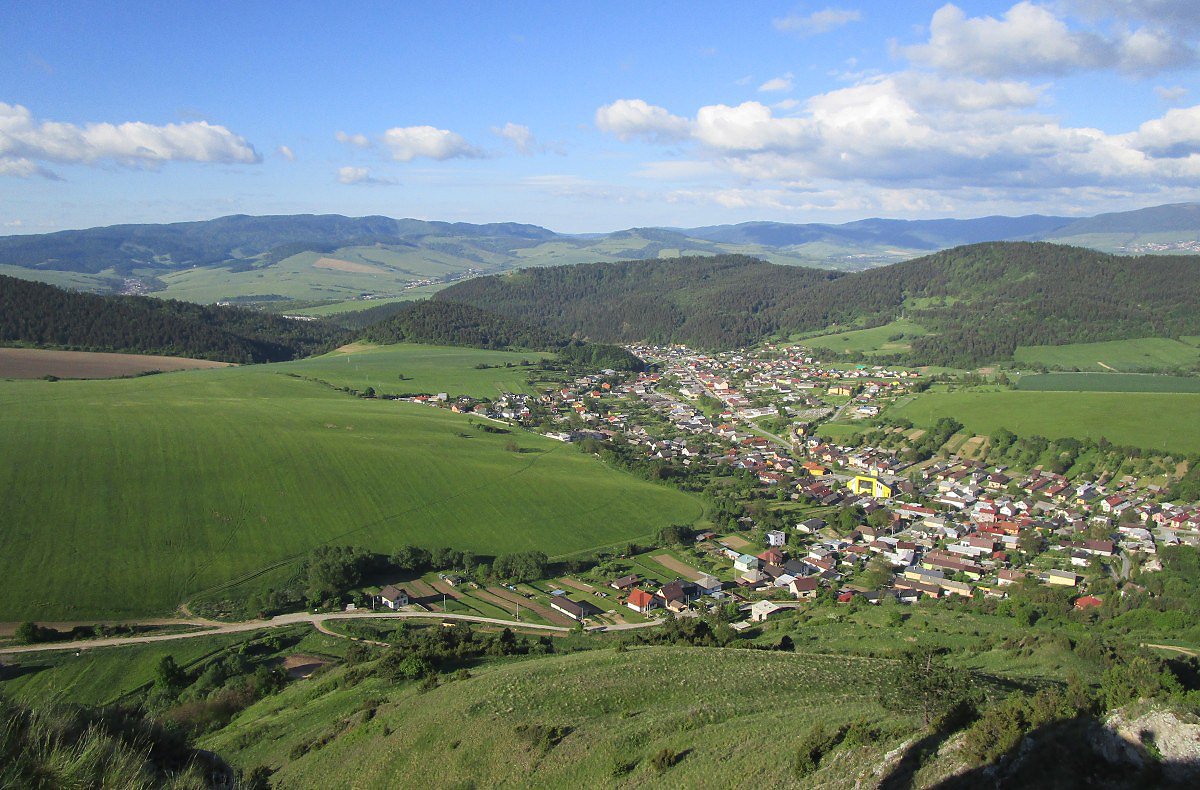 Pohled z hradu na osadu Kamenica a pohoří Bachureň
