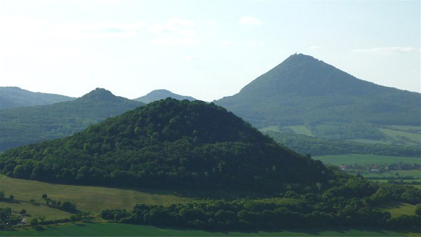 Na obzoru Ostrý, Francká hora a Milešovka, v popředí Boreč