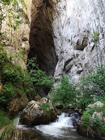 Sura Mare je třetí největší jeskynní portál Karpat